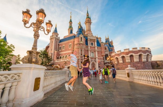 sarah-tom-bricker-jumping-shanghai-disneyland